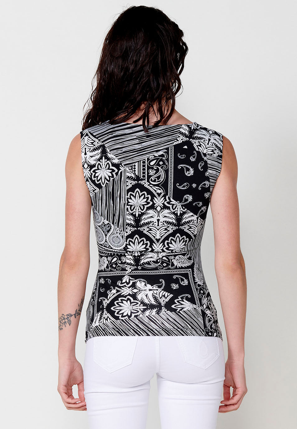 Top sin mangas mujer escote cruzado fruncido estampado patch – Koröshi Negro