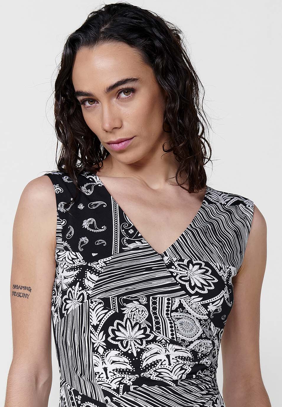 Top sin mangas mujer escote cruzado fruncido estampado patch – Koröshi Negro