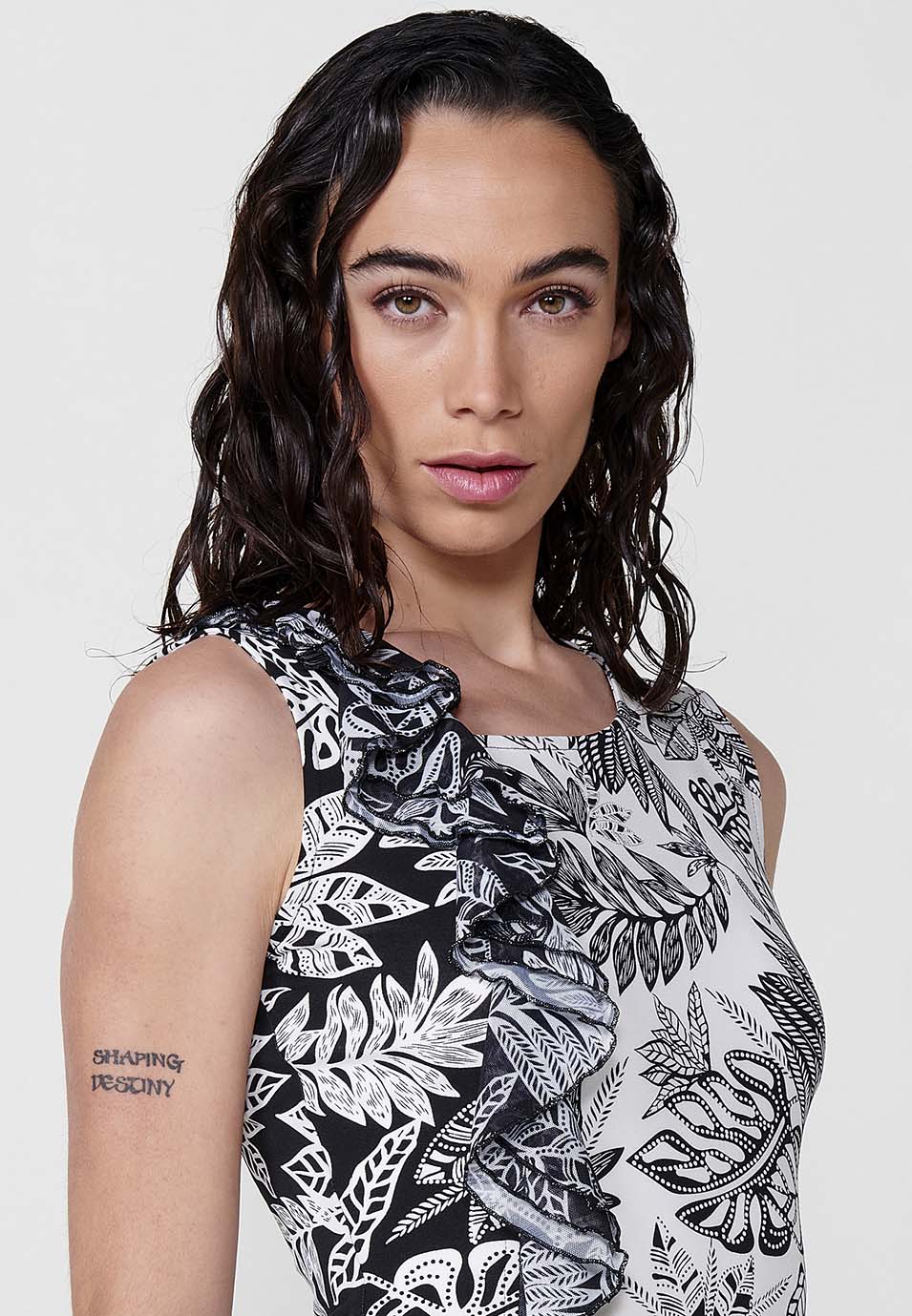 Top sin mangas mujer cuello asimétrico estampado hojas con tul – Koröshi Negro