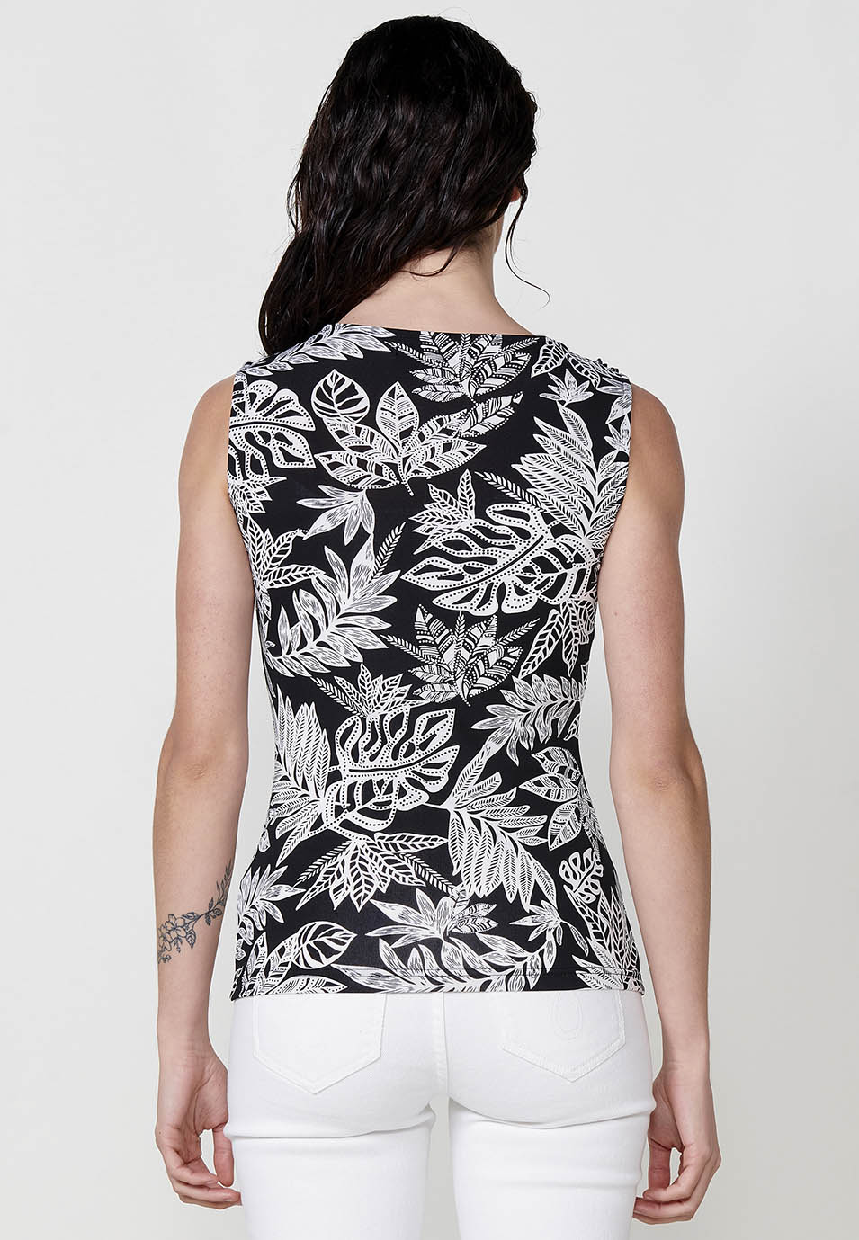 Top sin mangas mujer cuello asimétrico estampado hojas con tul – Koröshi Negro