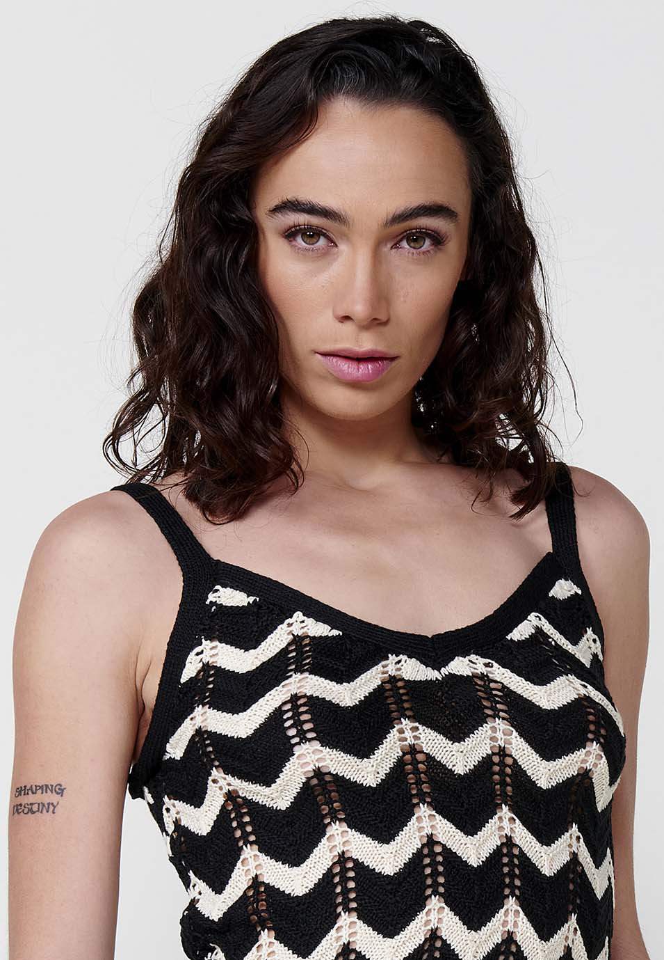 Top Mujer de tirantes de punto calado a rayas – Koroshi negro