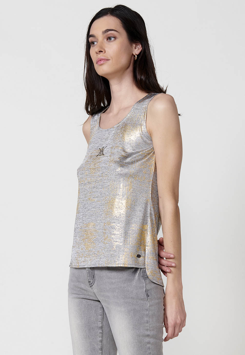 Top Mujer sin mangas con estampado foil y aberturas laterales – Koroshi 2512TP74