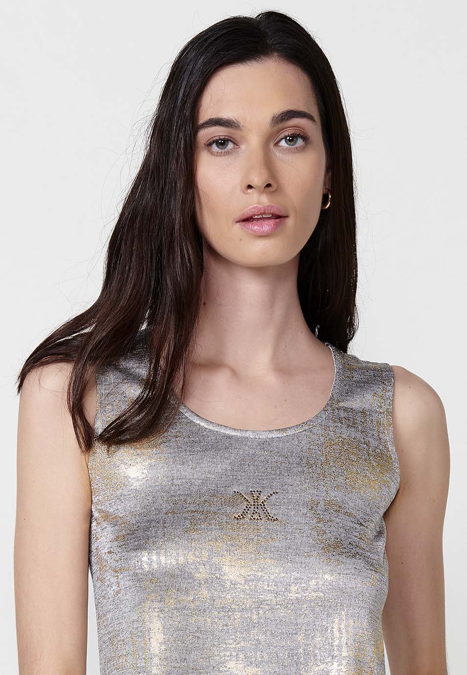 Top Mujer sin mangas con estampado foil y aberturas laterales – Koroshi 2512TP74