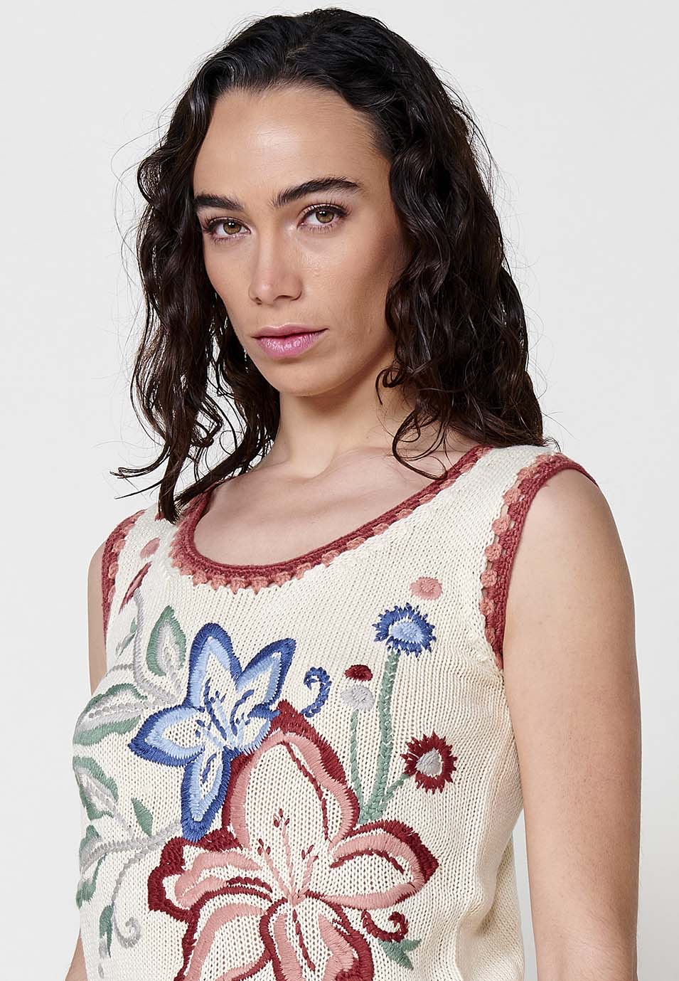 Top Mujer de tirantes de punto con detalle floral – Koroshi crudo