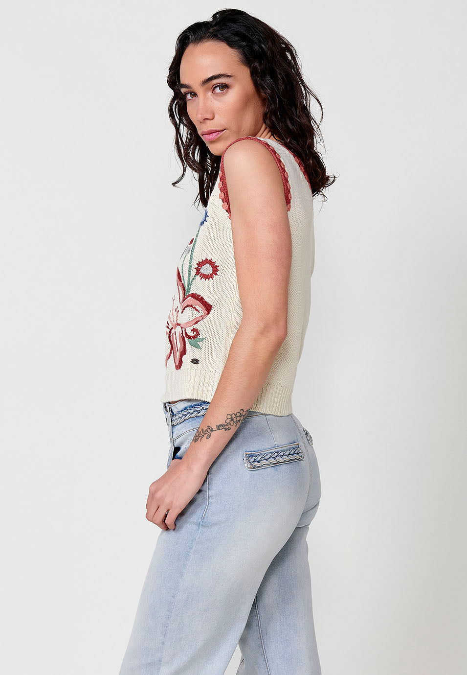 Top Mujer de tirantes de punto con detalle floral – Koroshi crudo