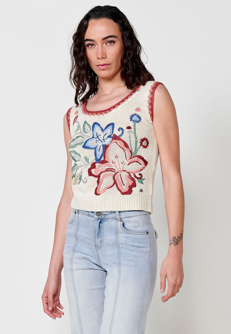 Top Mujer de tirantes de punto con detalle floral – Koroshi crudo