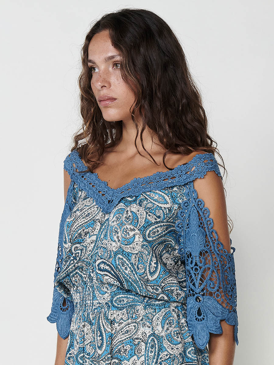 Vestido Mujer corto de viscosa estampado cachemira con blonda – Koroshi turquesa