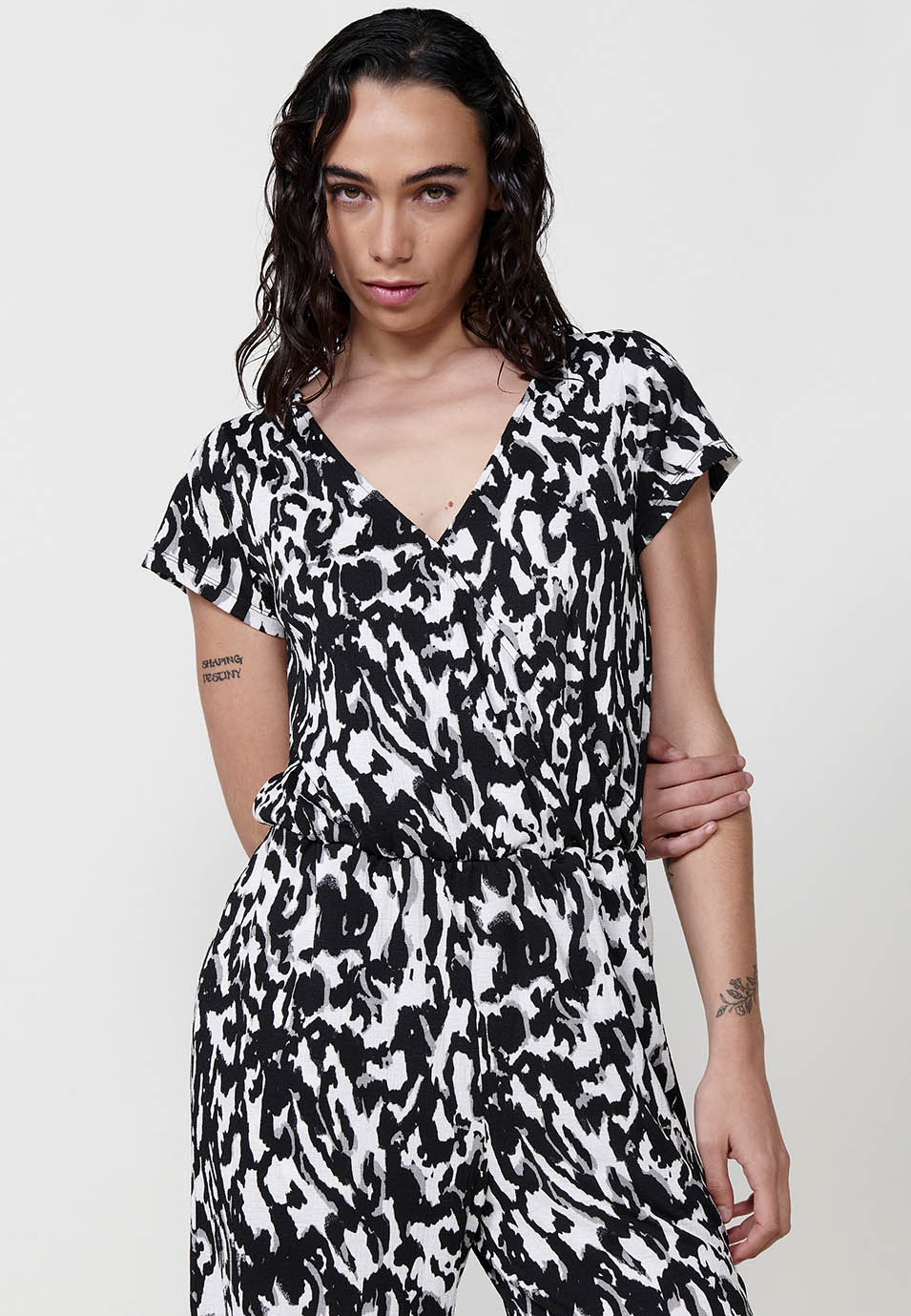 Mono Mujer largo de pierna ancha estampado – Koroshi negro