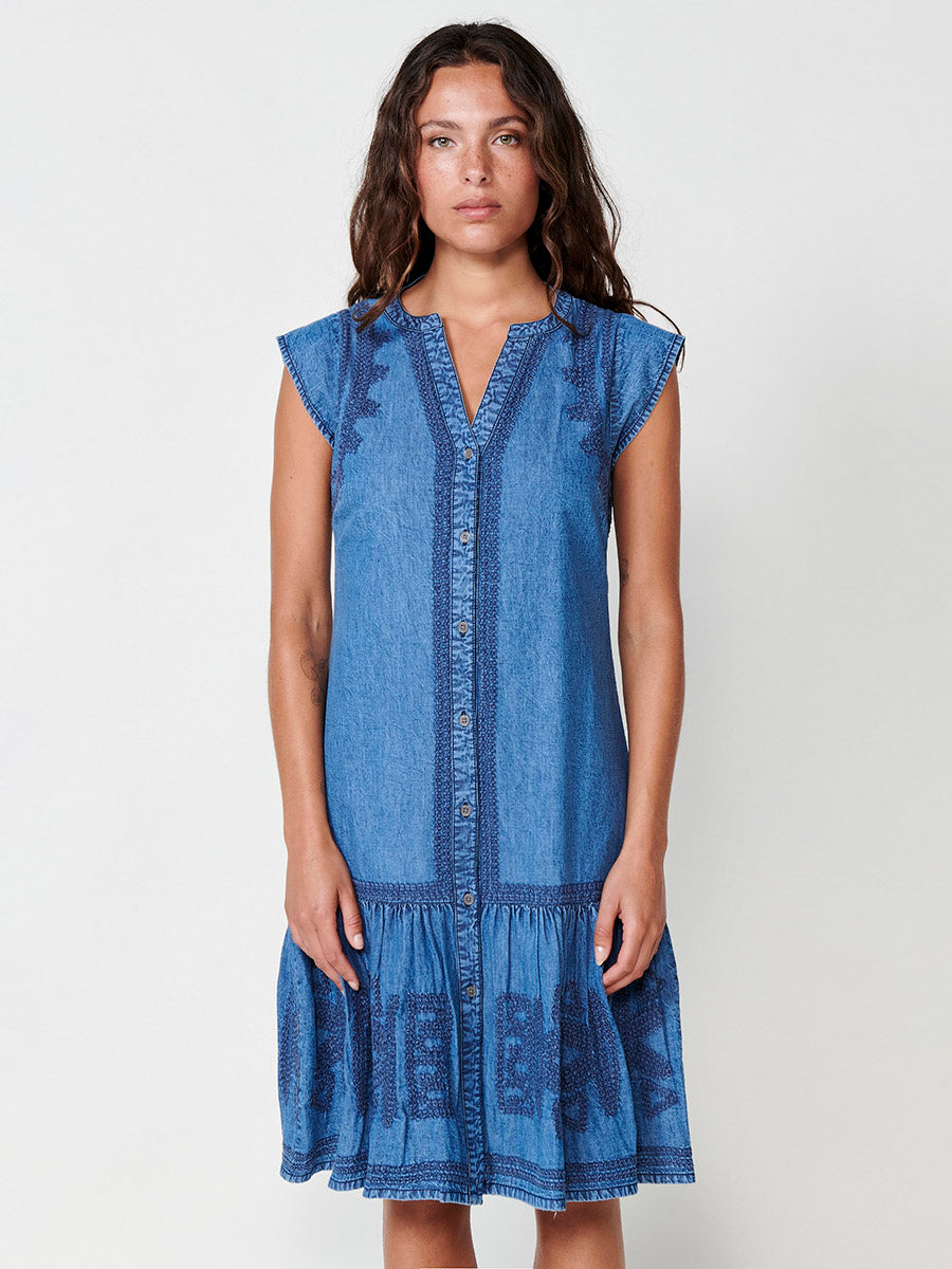 Vestido Mujer chambray con cuello mao y bordados étnicos – Koroshi azul denim