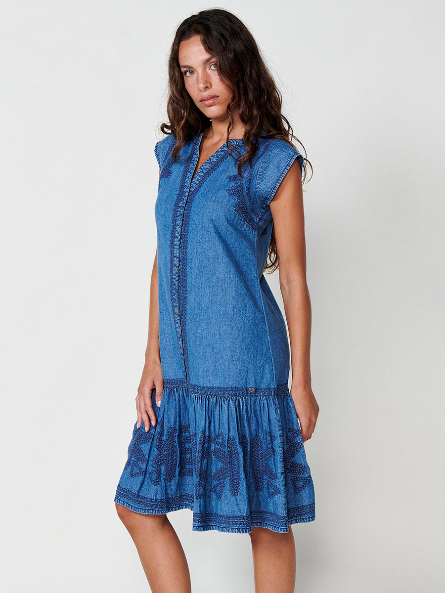 Vestido Mujer chambray con cuello mao y bordados étnicos – Koroshi azul denim