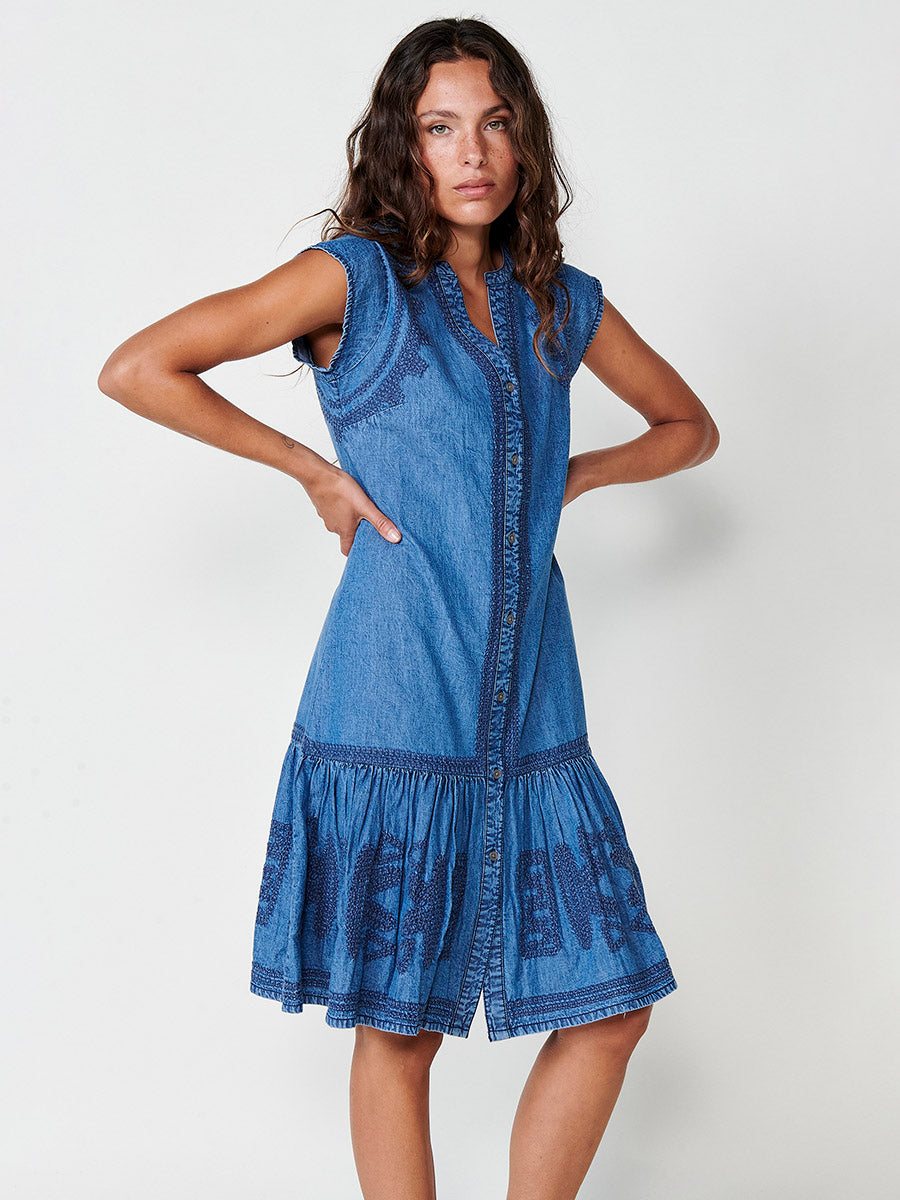 Vestido Mujer chambray con cuello mao y bordados étnicos – Koroshi azul denim
