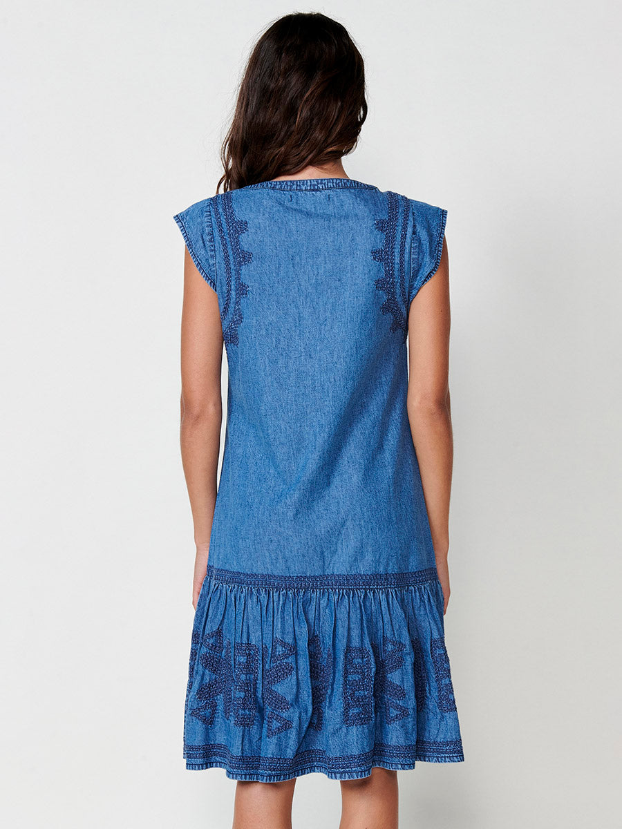 Vestido Mujer chambray con cuello mao y bordados étnicos – Koroshi azul denim