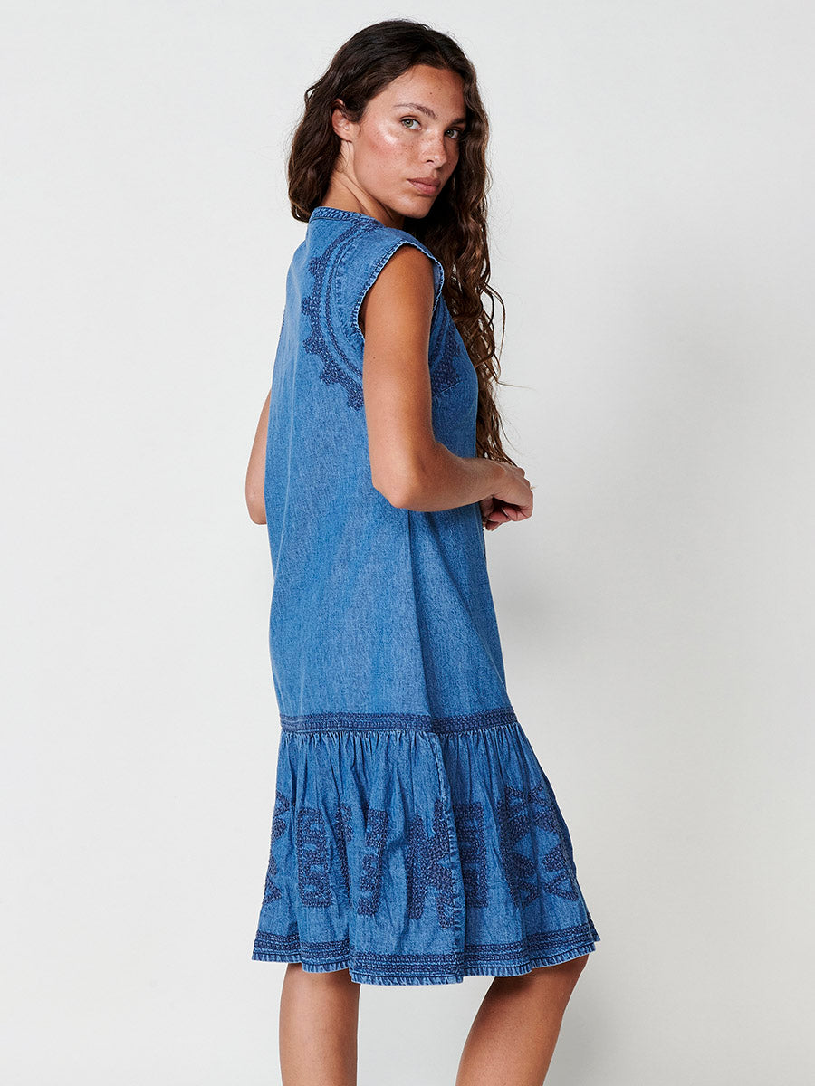 Vestido Mujer chambray con cuello mao y bordados étnicos – Koroshi azul denim