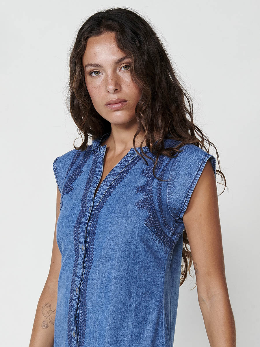 Vestido Mujer chambray con cuello mao y bordados étnicos – Koroshi azul denim