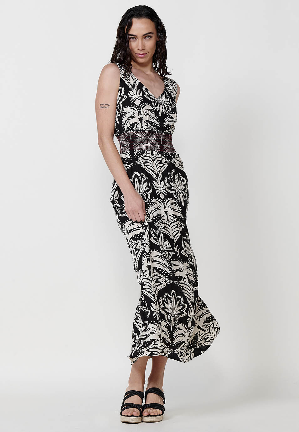 Vestido Mujer largo estampado con escote en pico – Koroshi negro