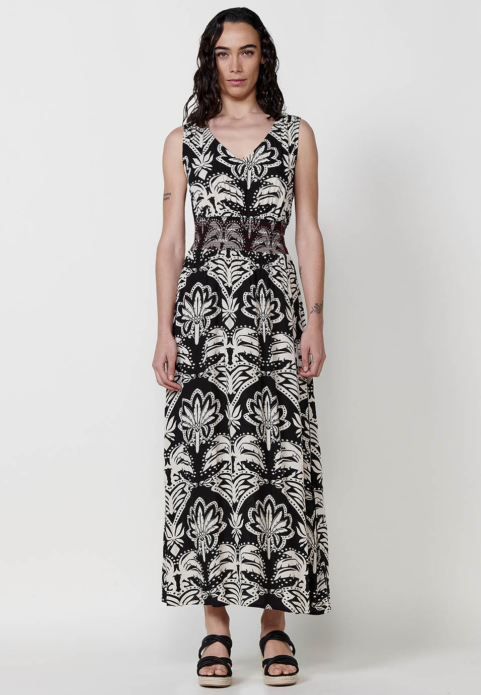 Vestido Mujer largo estampado con escote en pico – Koroshi negro
