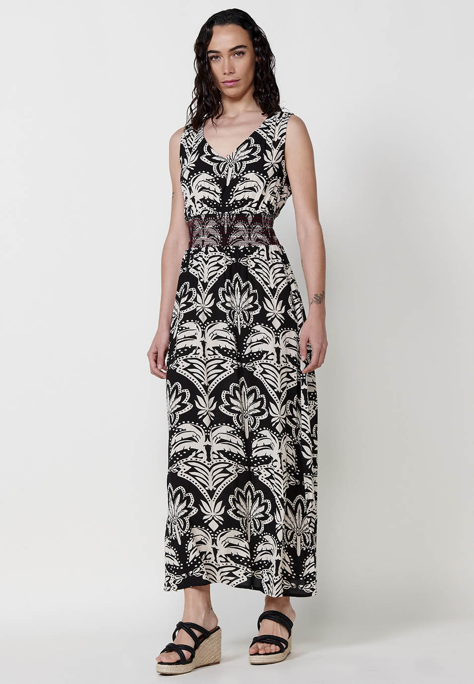 Vestido Mujer largo estampado con escote en pico – Koroshi negro