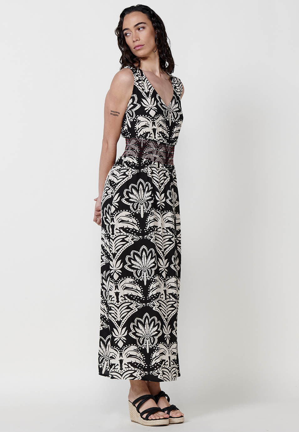 Vestido Mujer largo estampado con escote en pico – Koroshi negro
