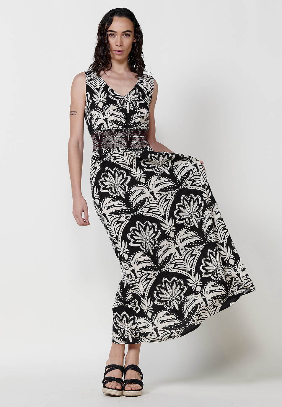 Vestido Mujer largo estampado con escote en pico – Koroshi negro