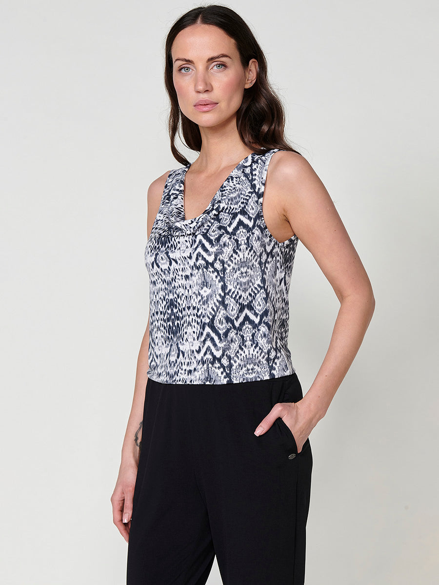 Mono Mujer largo con escote drapeado estampado ikat – Koroshi negro