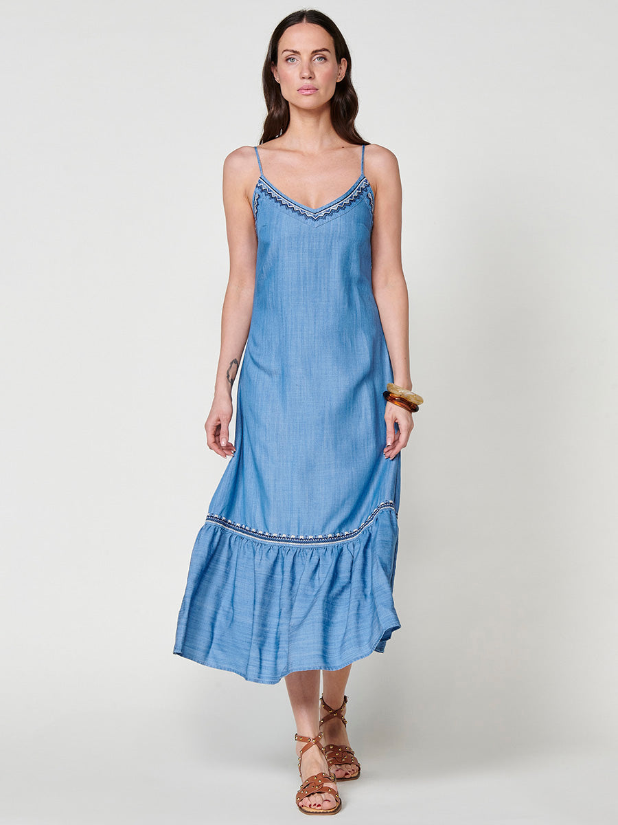 Vestido Mujer largo efecto denim con bordado étnico – Koroshi azul denim
