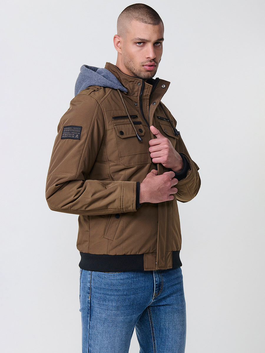 Chaqueta cazadora acolchada hombre con capucha, bolsillos y cierre cremallera.