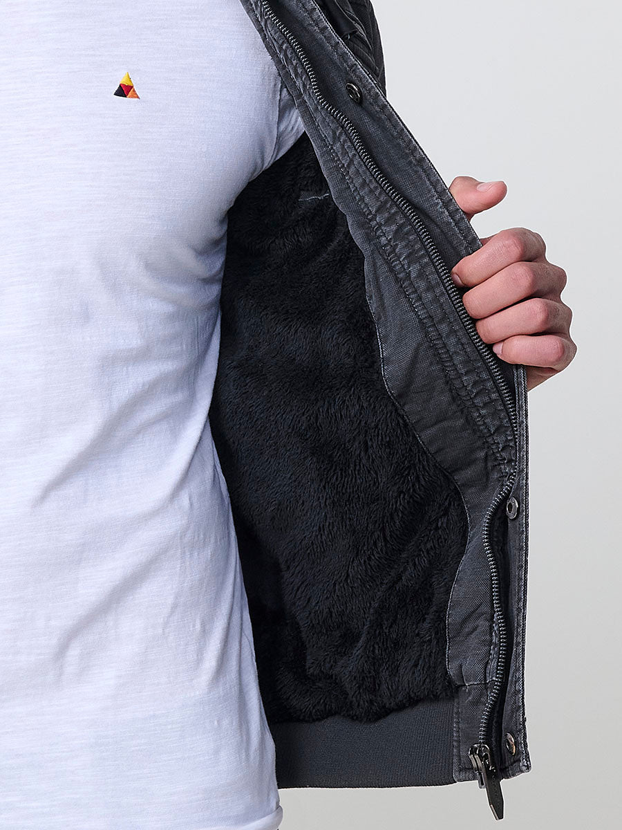 Cazadora Hombre con Capucha en Contraste y Bolsillos – Koroshi Negro