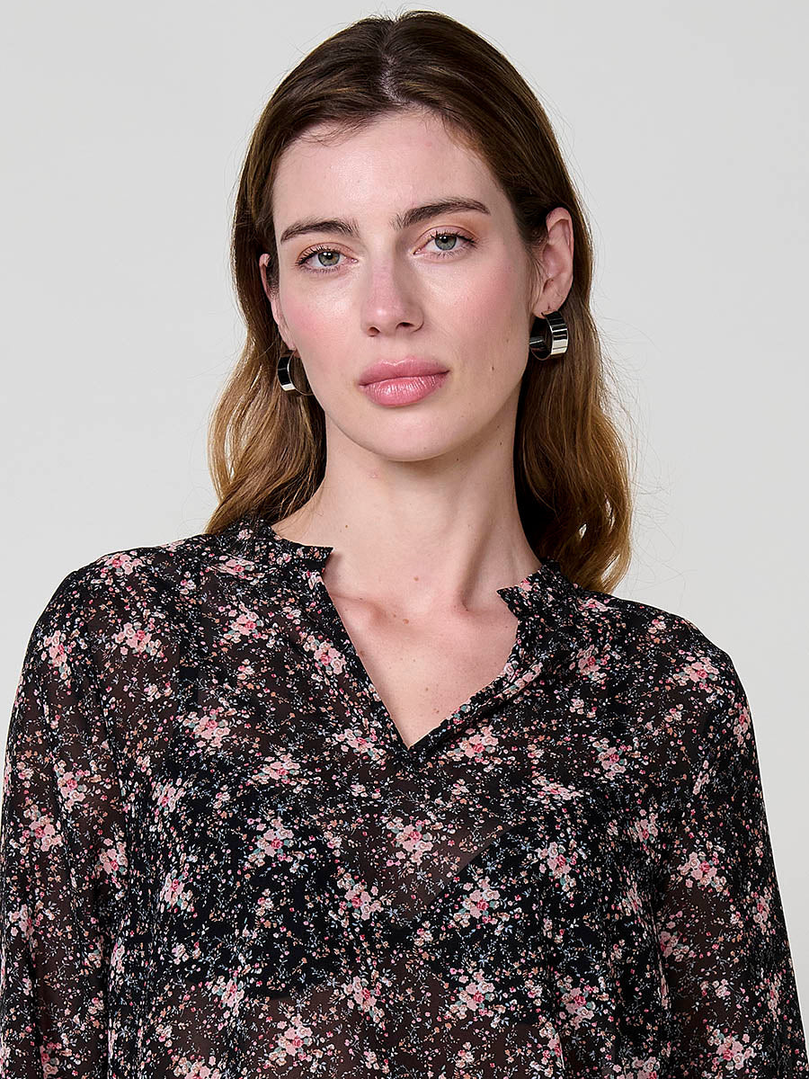 Blusa manga larga mujer semitransparente estampado floral , escote pico y puños engomados.