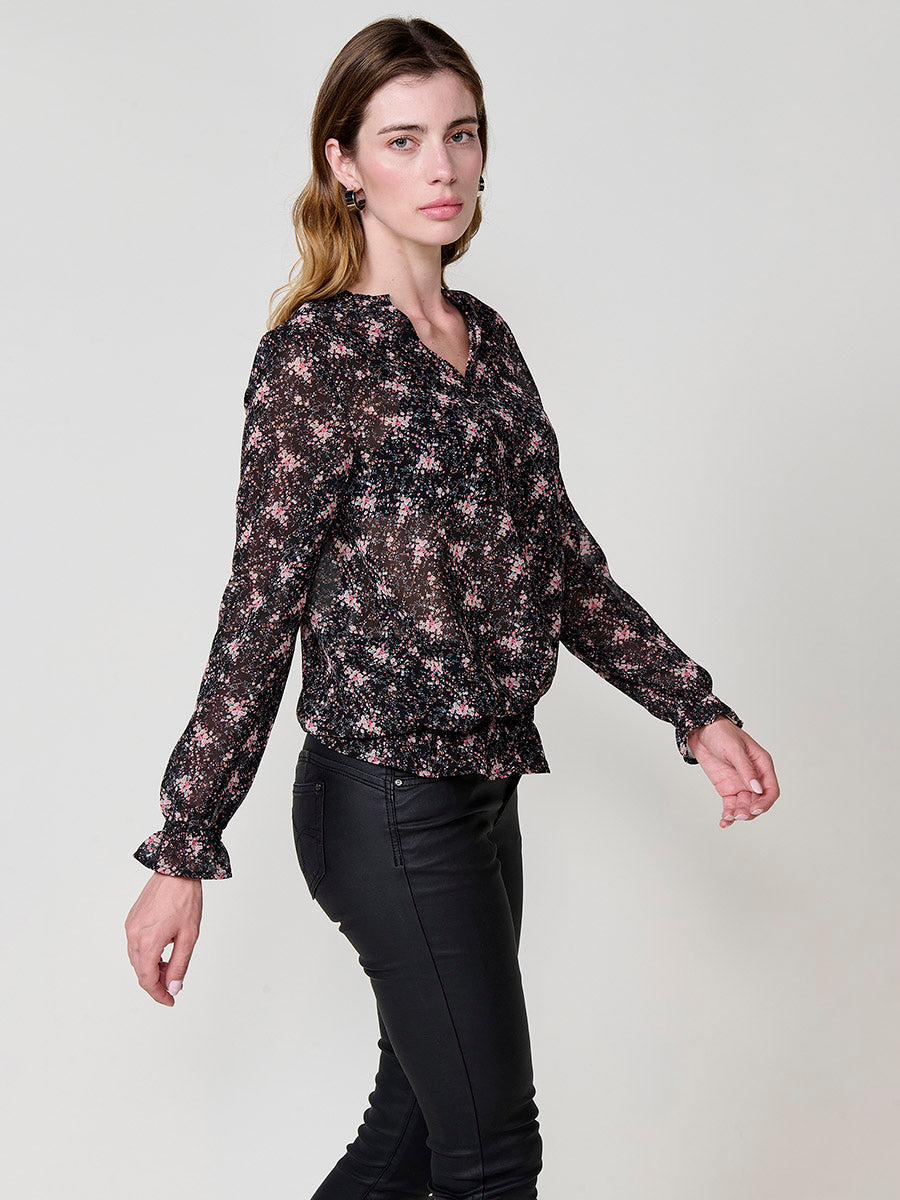 Blusa manga larga mujer semitransparente estampado floral , escote pico y puños engomados.