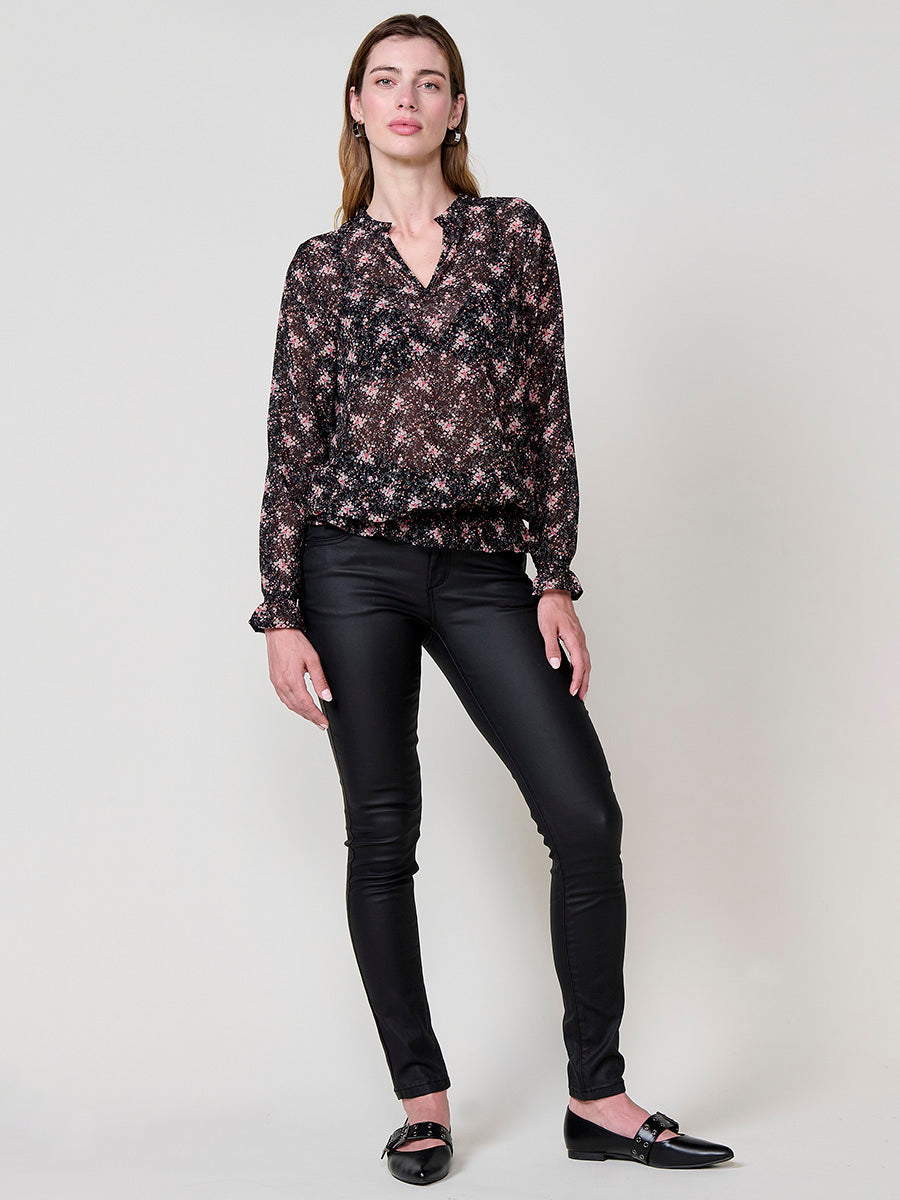 Blusa manga larga mujer semitransparente estampado floral , escote pico y puños engomados.