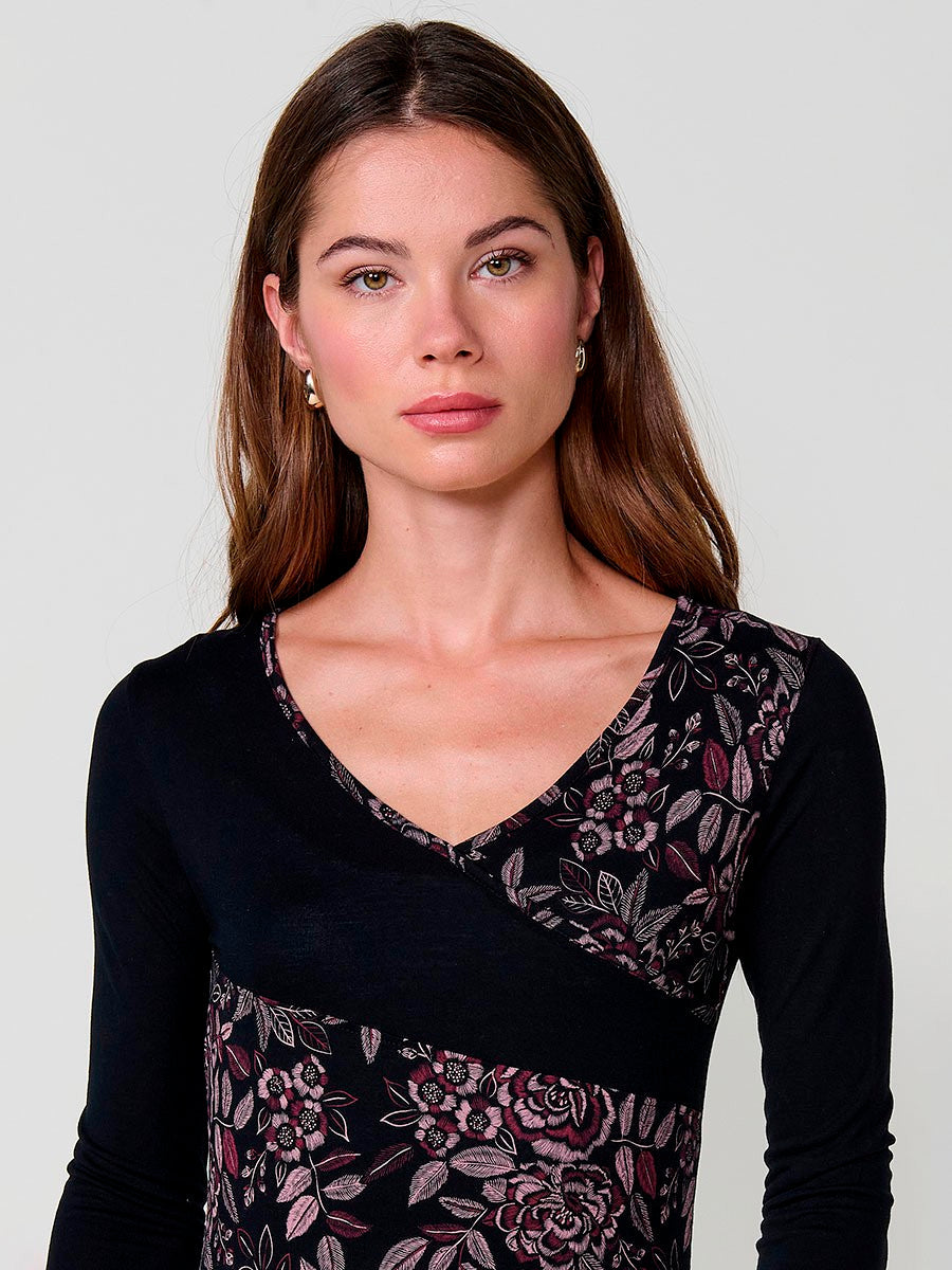Camiseta Mujer Manga Larga Cuello Pico Floral – Koroshi Negro