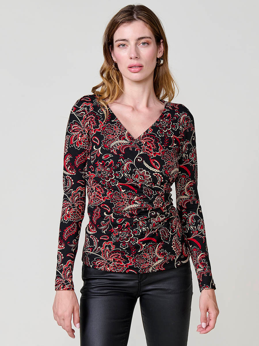 Camiseta manga larga mujer escote cruzado, frunces en el frontal y estampado cachemira.