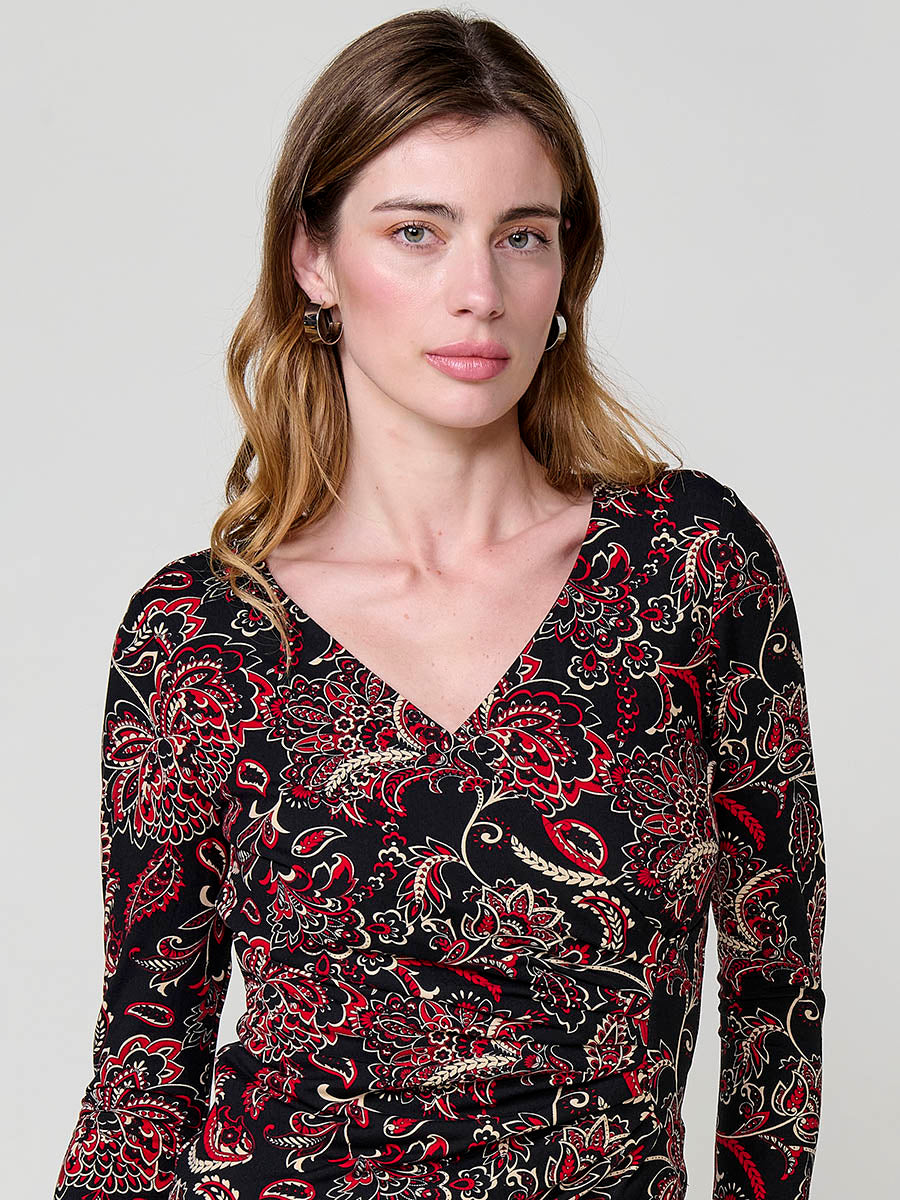 Camiseta manga larga mujer escote cruzado, frunces en el frontal y estampado cachemira.