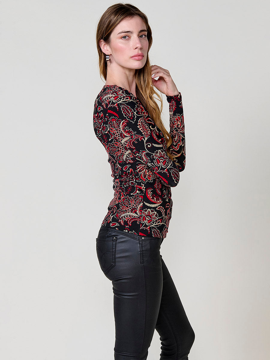 Camiseta manga larga mujer escote cruzado, frunces en el frontal y estampado cachemira.