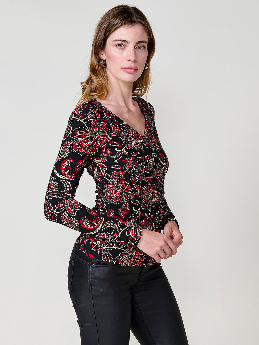 Camiseta manga larga mujer escote cruzado, frunces en el frontal y estampado cachemira.