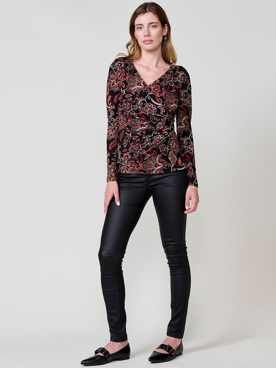 Camiseta manga larga mujer escote cruzado, frunces en el frontal y estampado cachemira.