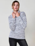 Jersey de mujer con pelo de tacto suave, cuello alto, textura bicolor en hilo chenilla y placa metálica koröshi.