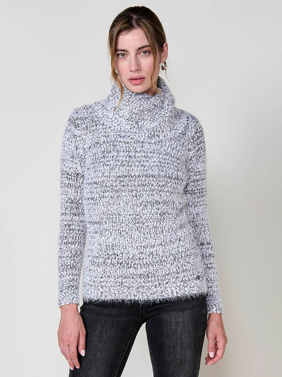 Jersey de mujer con pelo de tacto suave, cuello alto, textura bicolor en hilo chenilla y placa metálica koröshi.