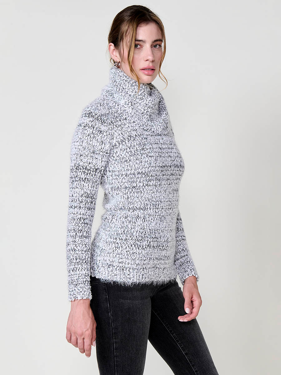 Jersey de mujer con pelo de tacto suave, cuello alto, textura bicolor en hilo chenilla y placa metálica koröshi.