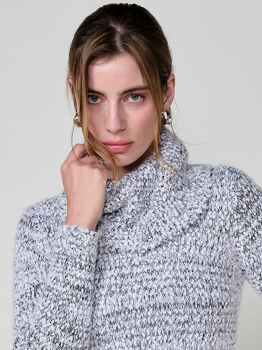 Jersey de mujer con pelo de tacto suave, cuello alto, textura bicolor en hilo chenilla y placa metálica koröshi.