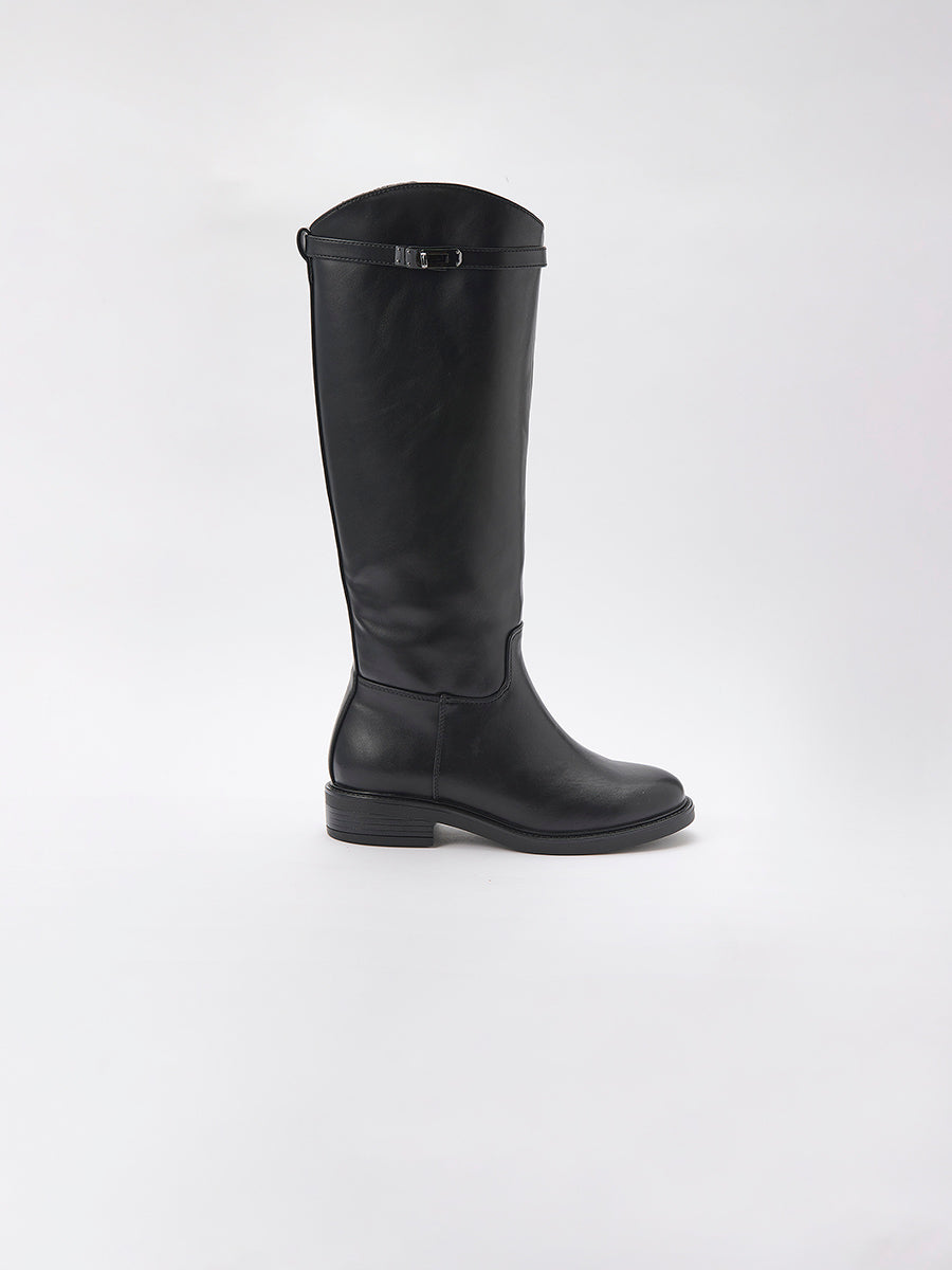 Calzado mujer tipo bota plana caña alta efecto piel, estilo montar, hebilla decorativa, cremallera interior y forro efecto pelo.