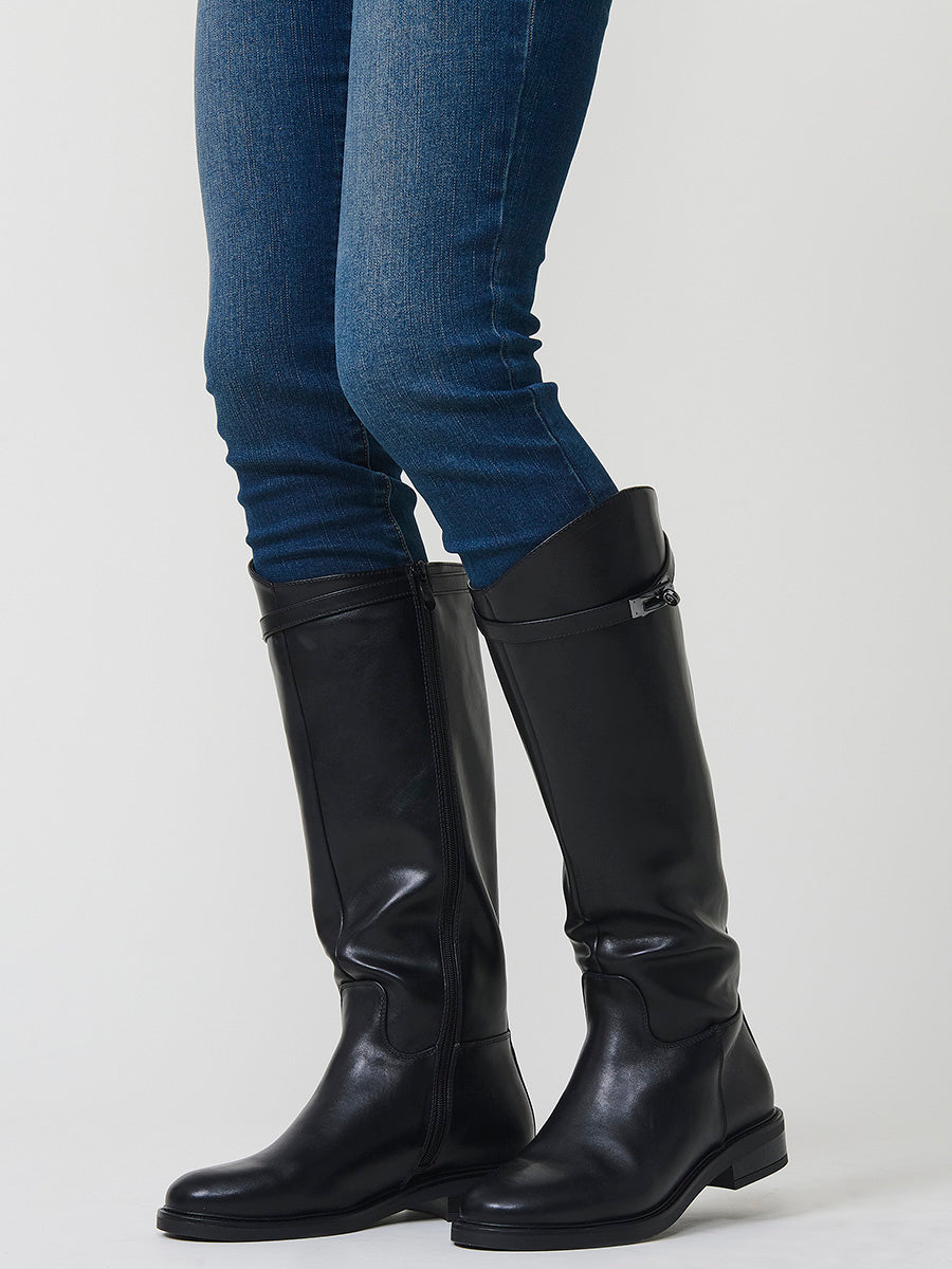 Calzado mujer tipo bota plana caña alta efecto piel, estilo montar, hebilla decorativa, cremallera interior y forro efecto pelo.