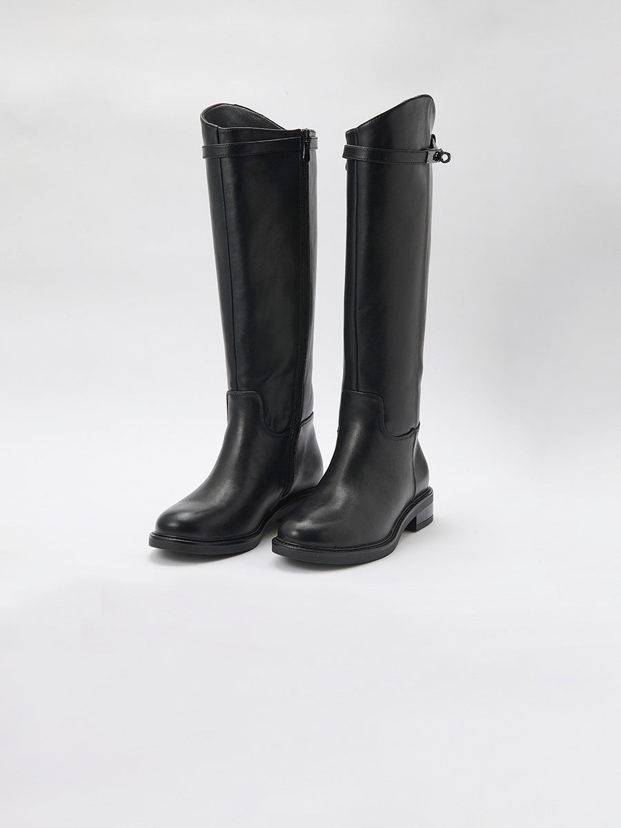 Calzado mujer tipo bota plana caña alta efecto piel, estilo montar, hebilla decorativa, cremallera interior y forro efecto pelo.