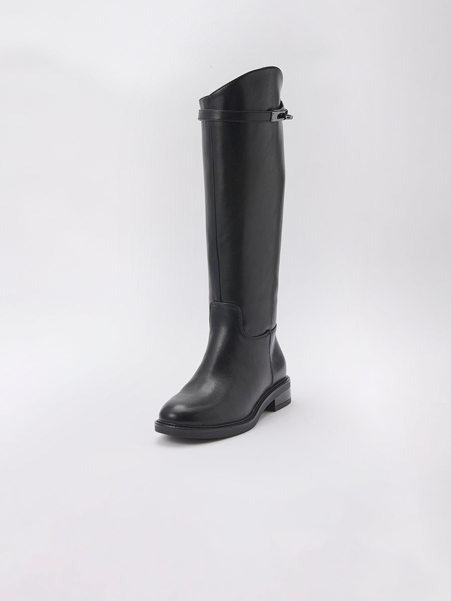 Calzado mujer tipo bota plana caña alta efecto piel, estilo montar, hebilla decorativa, cremallera interior y forro efecto pelo.