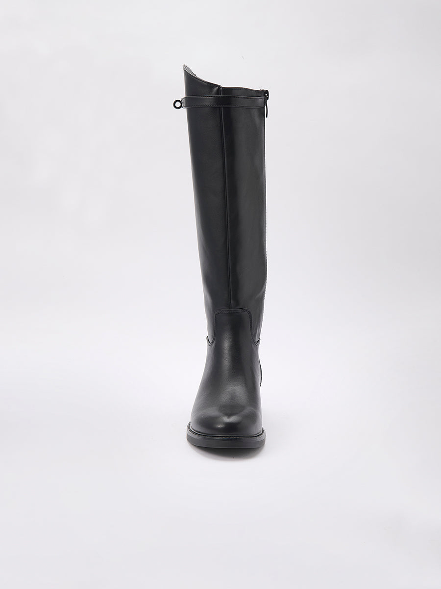Calzado mujer tipo bota plana caña alta efecto piel, estilo montar, hebilla decorativa, cremallera interior y forro efecto pelo.