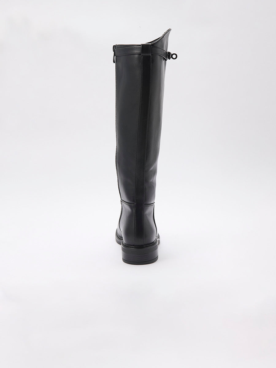 Calzado mujer tipo bota plana caña alta efecto piel, estilo montar, hebilla decorativa, cremallera interior y forro efecto pelo.