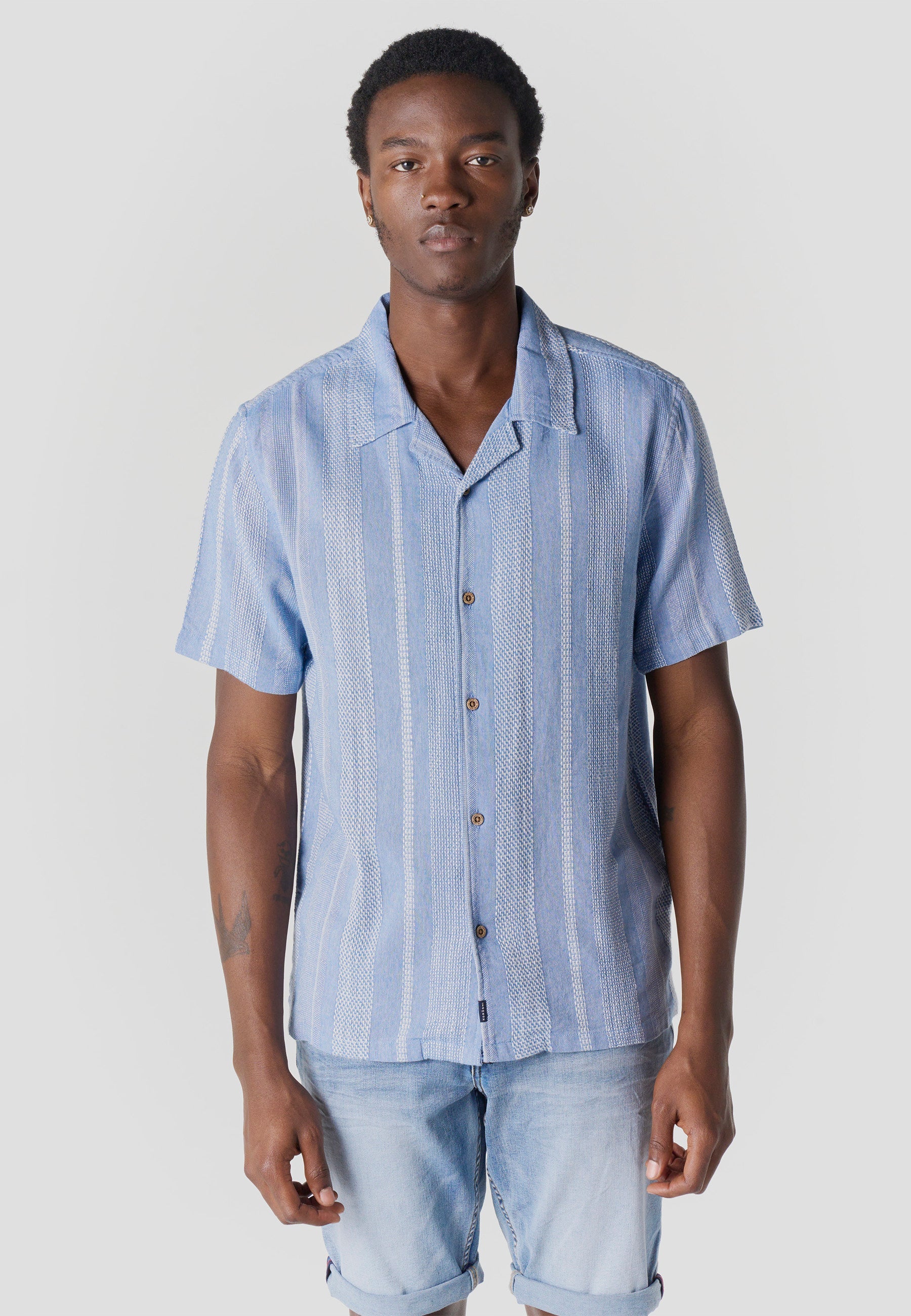 Camisa Hombre Manga Corta Rayas Cuello Cubano Relaxed Azul – Koroshi 2611CC25