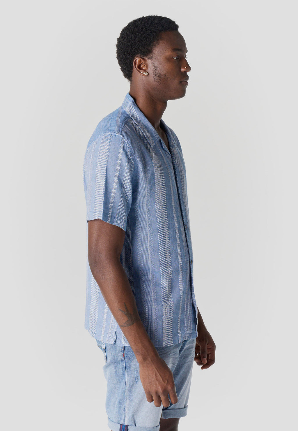 Camisa Hombre Manga Corta Rayas Cuello Cubano Relaxed Azul – Koroshi 2611CC25