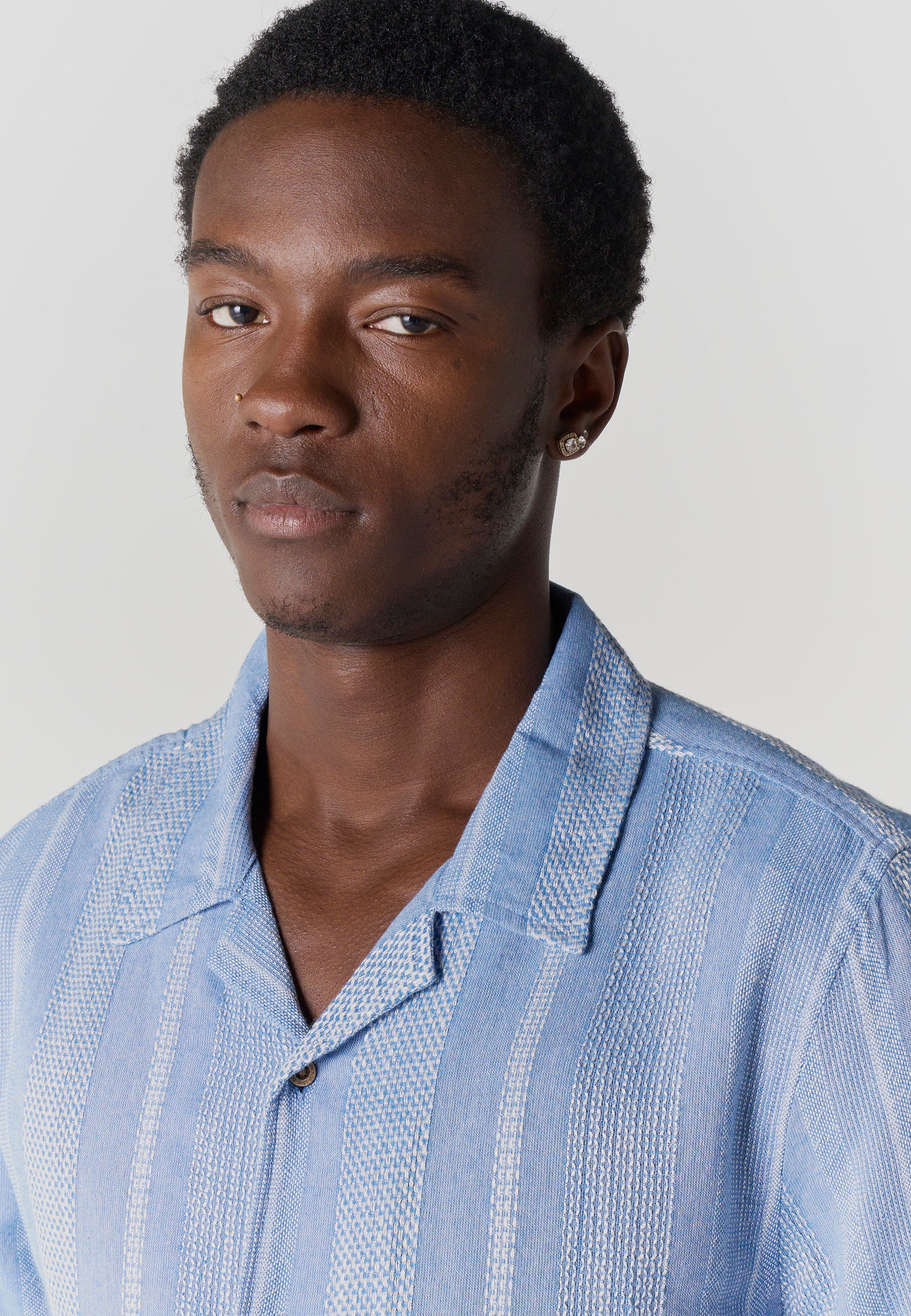 Camisa Hombre Manga Corta Rayas Cuello Cubano Relaxed Azul – Koroshi 2611CC25