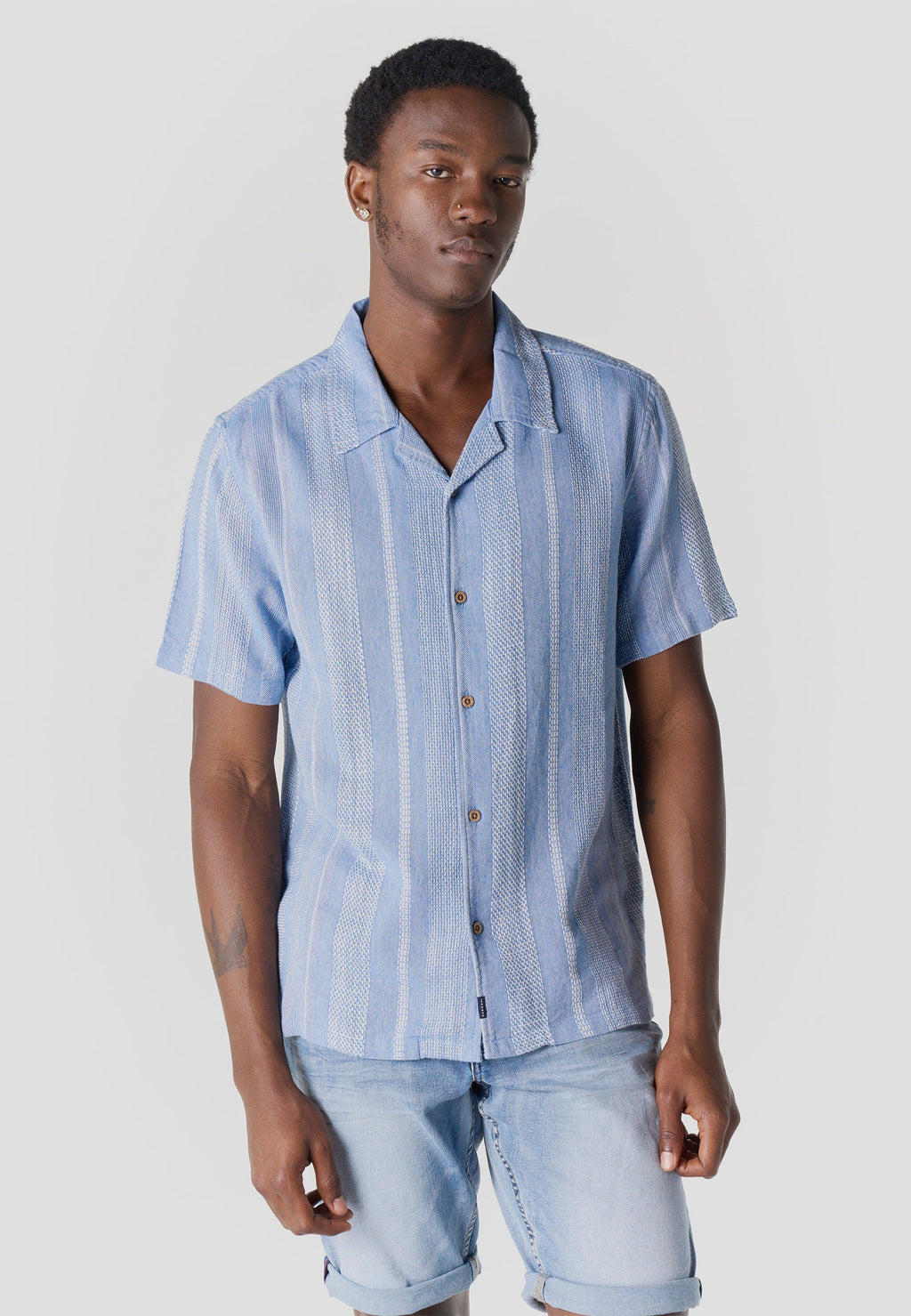 Camisa Hombre Manga Corta Rayas Cuello Cubano Relaxed Azul – Koroshi 2611CC25